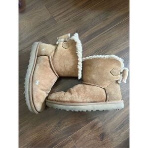 UGG Australia NAVEAH Women’s Size 7 Chestnut Suede Bow Ankle Bootie Boots